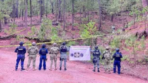 Aseguran 19 cartuchos explosivos EMULEX y uniformes tácticos en Tamazula, Durango