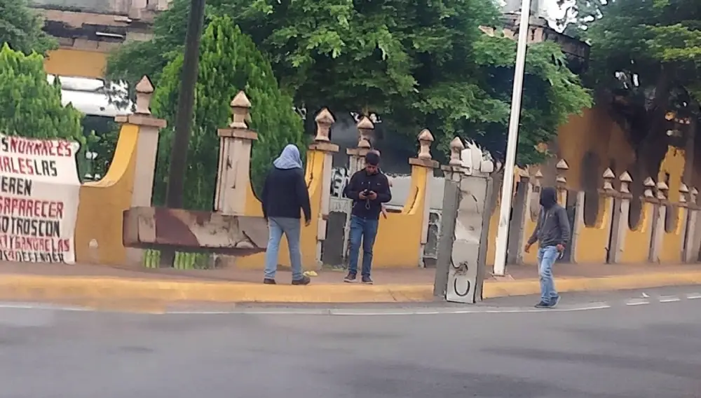 Estudiantes de la Normal de Aguilera retienen seis vehículos durante protesta en Durango