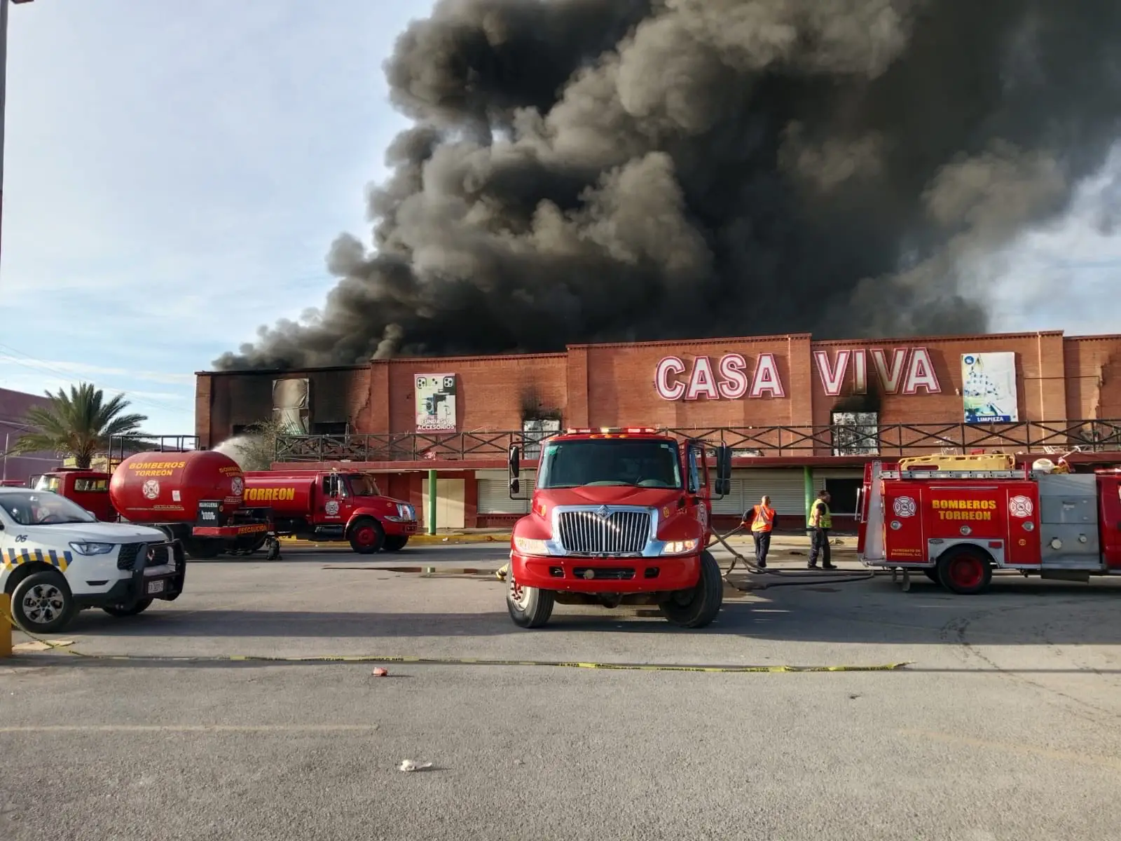 Incendio en Mall Chino de Torreón deja daños millonarios y edificio irreconocible