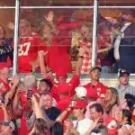 Taylor Swift anima a Travis Kelce en su primer partido como Mrs. Kelce