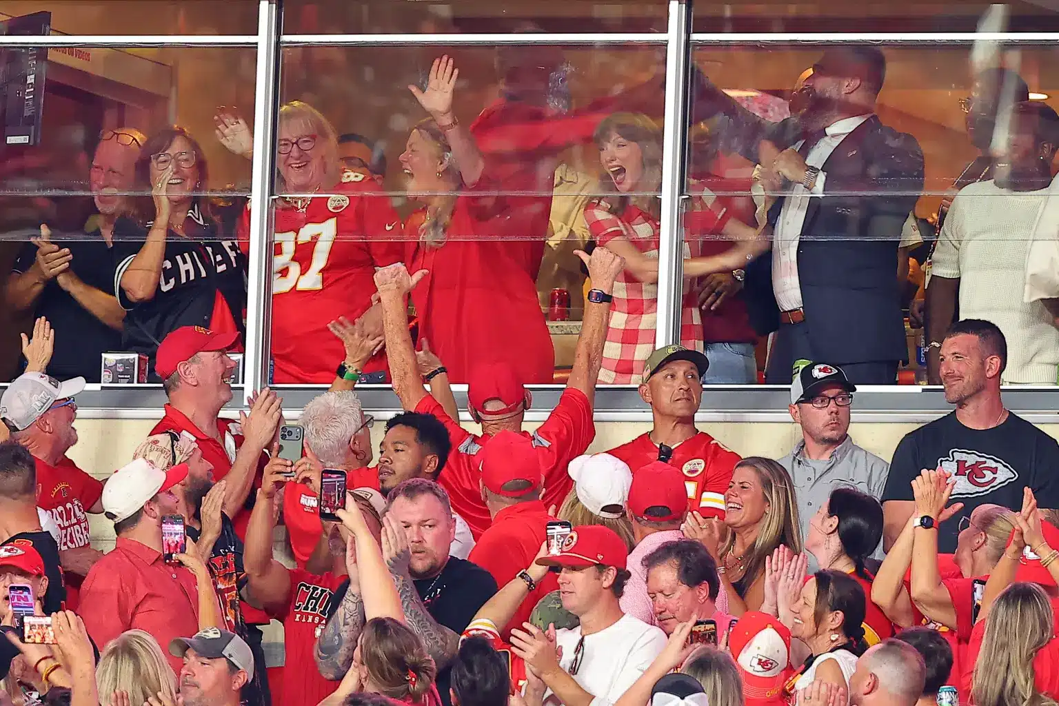 Taylor Swift, en el palco de los Chiefs como Mrs. Kelce: look, invitados y contexto de la pareja