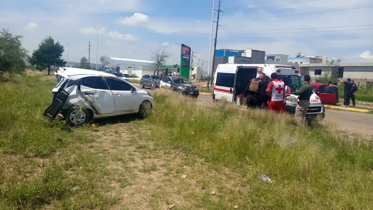 Un hombre muere tras volcar su auto en cadena de choques sobre el bulevar a El Pueblito
