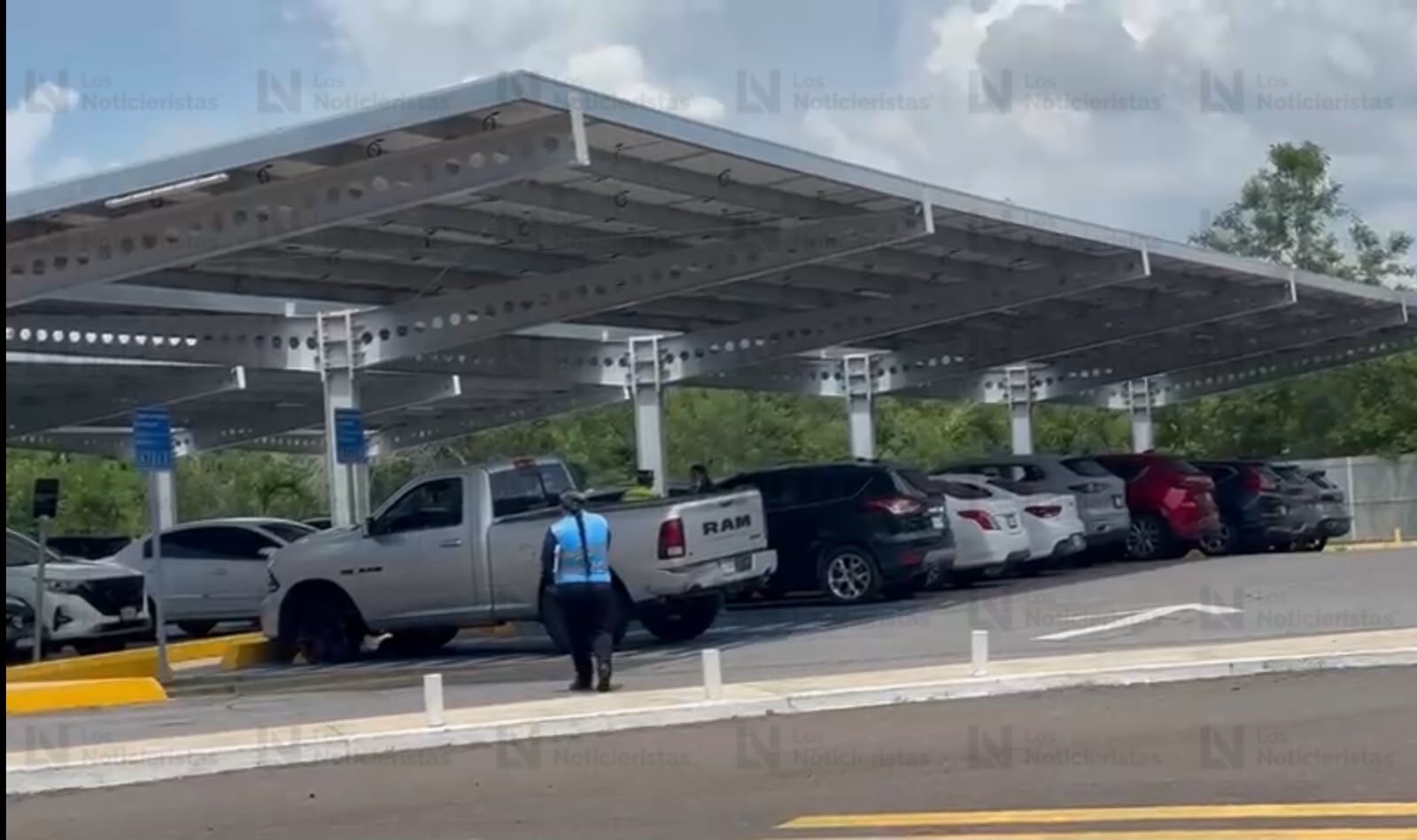 Hombre llega herido al aeropuerto de Mazatlán tras agresión en carretera